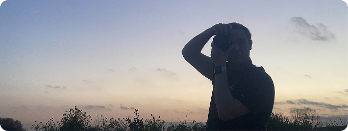 Photographie de Luhan en train de prendre un paysage en photo